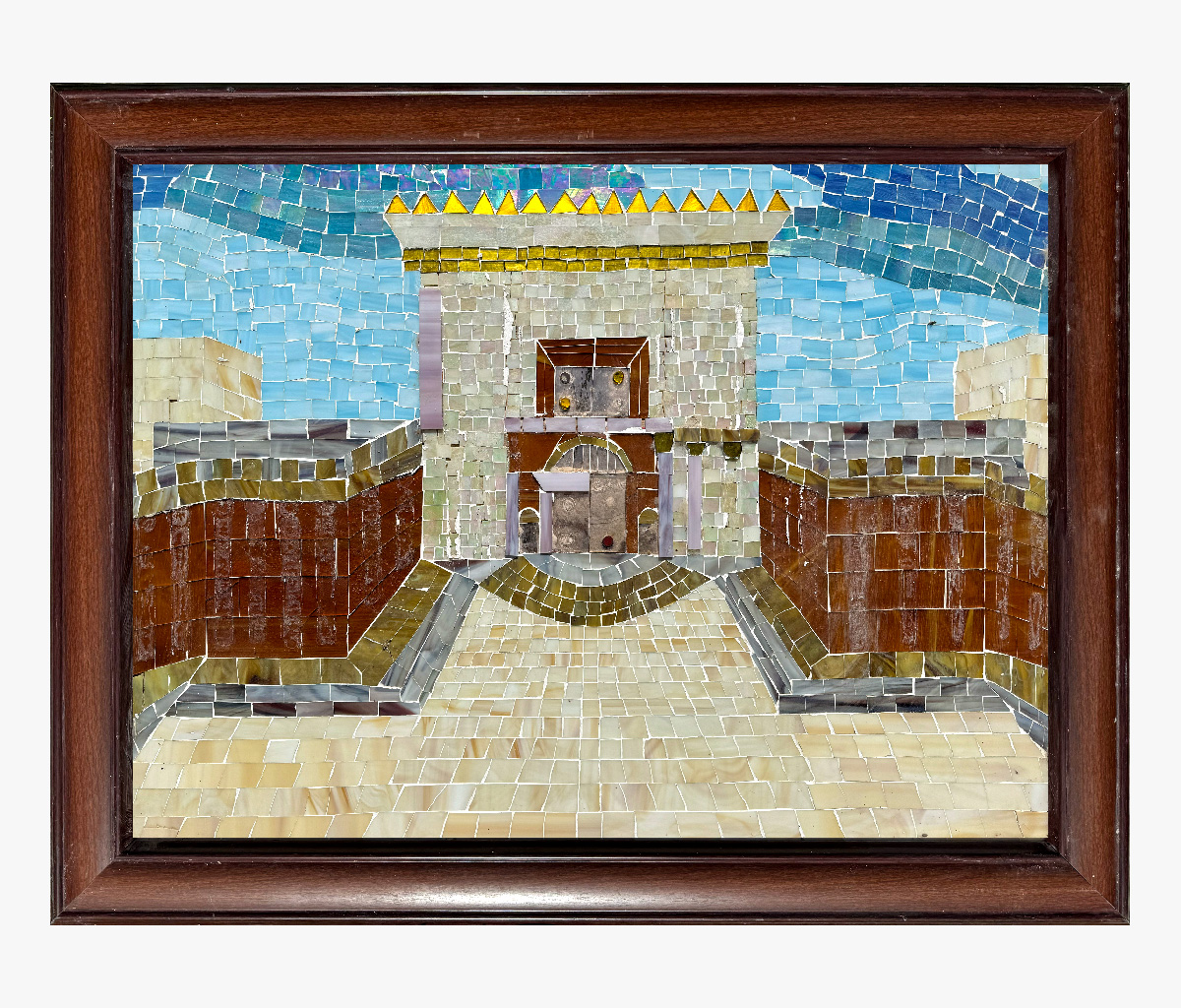 יצירת אמנות ממוסגרת מפסיפס מתארת מבנה אבן עתיק עם מבנה מרכזי בעל גג זהוב, המוקף בקירות גבוהים בצבע חום-אדמדם, על רקע שמיים כחולים.
